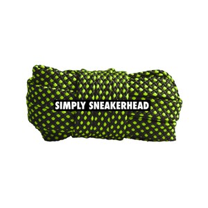 Peut inclure: Un paquet de lacets noirs et vert fluo avec un motif à carreaux. Le texte "SIMPLY SNEAKERHEAD" est affiché sur les lacets. Les lacets sont enroulés serrés sur un fond blanc.