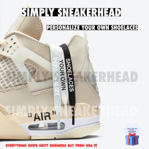 Puede incluir: Un par de zapatillas de deporte de color blanco roto con cordones negros y blancos que tienen el texto "PERSONALIZE", "YOUR OWN" y "SHOELACES" impreso en ellos. El texto "SIMPLY SNEAKERHEAD" está en la parte superior de la imagen. El texto "EVERYTHING SHIPS NEXT BUSINESS DAY FROM USA!!!" está en la parte inferior de la imagen.