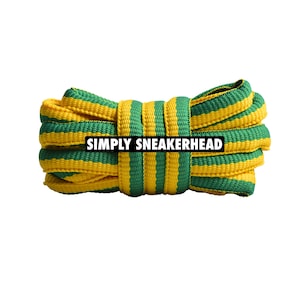 Peut inclure: Une botte de lacets rayés jaunes et verts. Les lacets sont enroulés serrés et comportent le texte "SIMPLY SNEAKERHEAD" dans un rectangle blanc. Le fond est blanc uni.