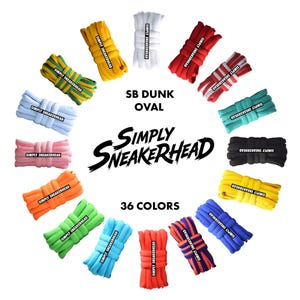 Peut inclure: Un assortiment de 36 paires de lacets ovales de différentes couleurs, dont le rouge, le bleu, le jaune et le vert. Chaque paire est regroupée et étiquetée avec "SIMPLY SNEAKERHEAD". Le texte "SB DUNK OVAL" et "36 COULEURS" sont également affichés.