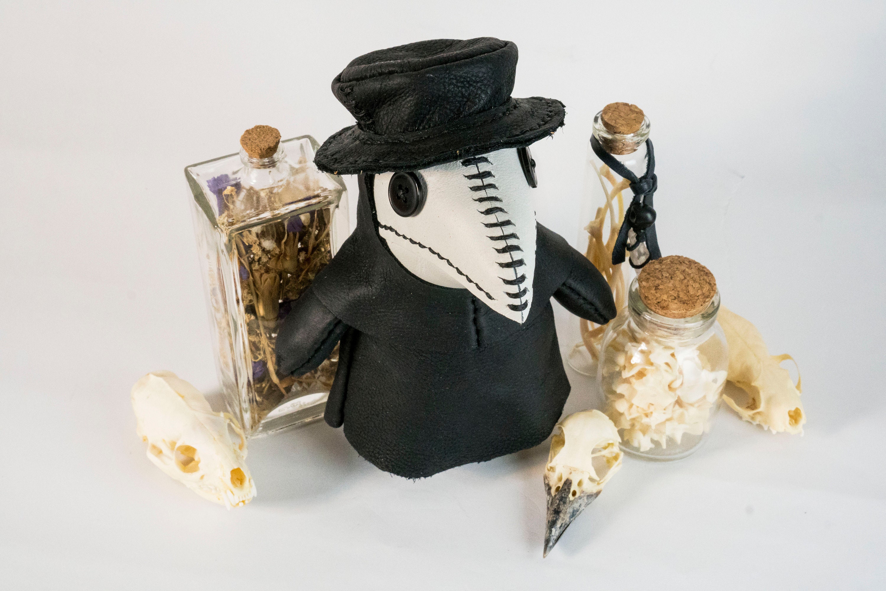 Чумной доктор фигурка. Плюшевый чумной доктор игрушка. Чумной доктор кукла. Игрушка чумной доктор из кожи. Чумной доктор амигуруми.