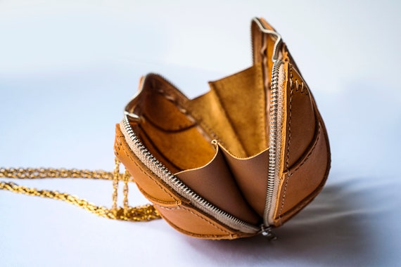 【DISCERNMENT】Moun Leather Croissant Cross Bag Se22445cc77144958a7f94870bc03f