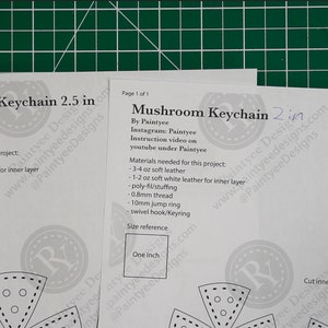 Peut inclure: Deux patrons imprimables pour un porte-cl&eacute;s en forme de champignon, l'un pour un porte-cl&eacute;s de 2,5 pouces et l'autre pour un porte-cl&eacute;s de 2 pouces. Les patrons comprennent des instructions pour couper, coudre et aligner les pi&egrave;ces de cuir. Les patrons comprennent &eacute;galement une r&eacute;f&eacute;rence de taille.