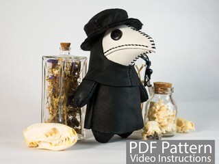 Squishable - Peluche Dottor Peste (Plague Doctor) - Morbido, Da Collezione, Edizione Limitata