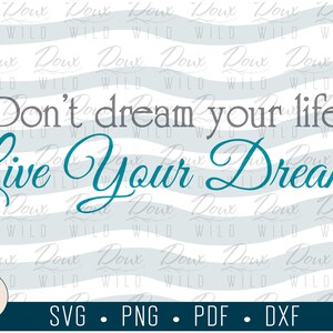 Könnte beinhalten: Ein digitales Design mit dem Text "Don't dream your life, Live Your Dreams" in grauer und türkisfarbener Schrift. Der Hintergrund hat ein Wellenmuster mit dem Wort "Wild" wiederholt. Enthält SVG-, PNG-, PDF- und DXF-Dateiformate.