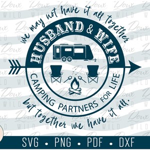 Peut inclure: Un design de camping bleu et blanc avec le texte "We may not have it all together Husband & Wife Camping Partners for Life but together we have it all."