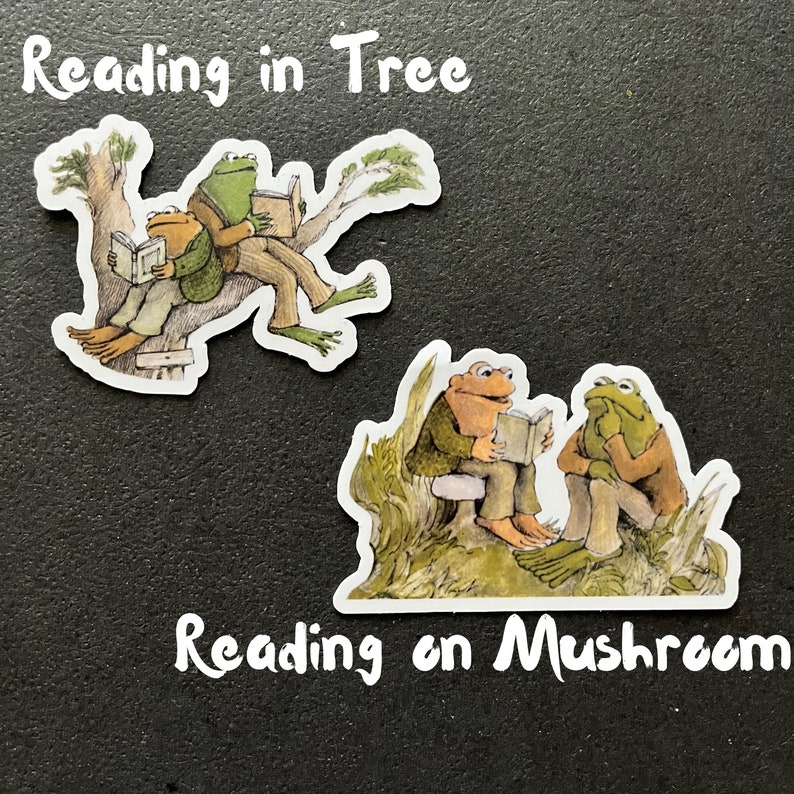 Puede incluir: Dos ranas verdes leyendo libros, una sentada en un &aacute;rbol y la otra sentada en un hongo. El texto "Reading in Tree" est&aacute; por encima de la rana en el &aacute;rbol y el texto "Reading on Mushroom" est&aacute; por debajo de la rana en el hongo.