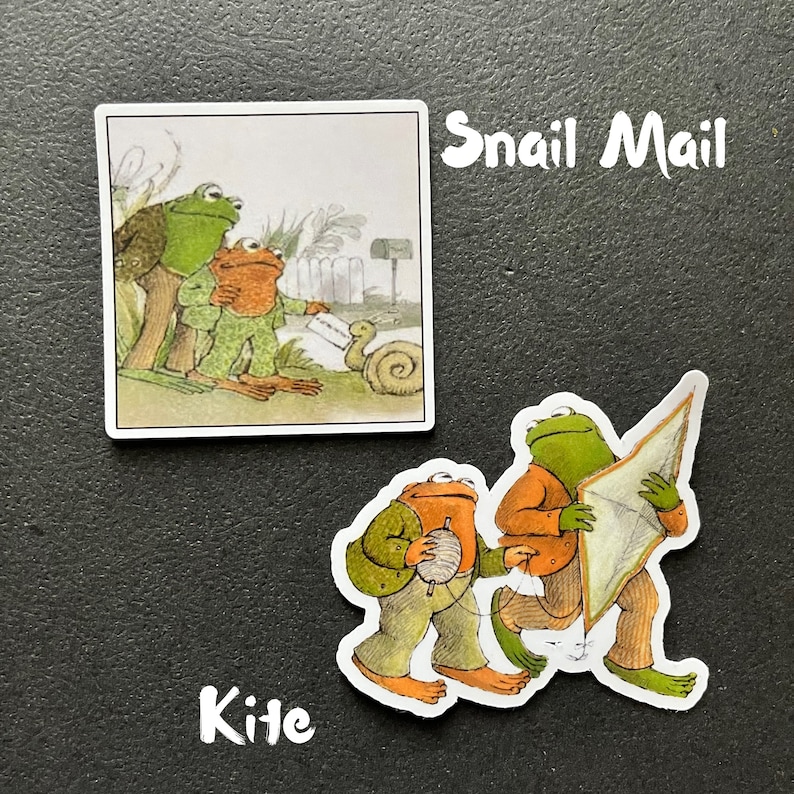 Puede incluir: Dos ranas verdes, una sosteniendo una carta y la otra un caracol, con el texto "Snail Mail" encima de ellas. Debajo, dos ranas, una sosteniendo una cometa y la otra una bola de hilo, con el texto "Kite" debajo.