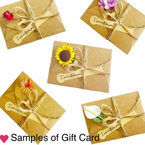 Op de afbeelding: Vijf bruine cadeaubon enveloppen vastgebonden met touw en versierd met kleine bloemen. Elke envelop heeft een sticker met de tekst "Especially for you". De tekst "Samples of Gift Card" staat onderaan.