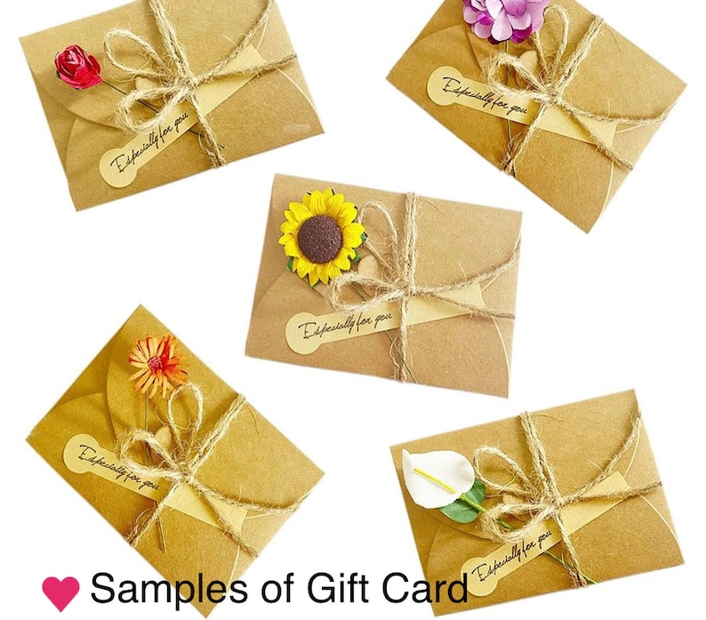 Op de afbeelding: Vijf bruine cadeaubon enveloppen vastgebonden met touw en versierd met kleine bloemen. Elke envelop heeft een sticker met de tekst "Especially for you". De tekst "Samples of Gift Card" staat onderaan.