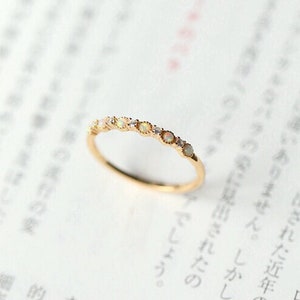 Zierlicher Opal Ring, Halb Eternity Ring, Opal Ring Gold, Weißer Opal Ring, Eternity Passendes Band Gold, Weihnachtsgeschenke