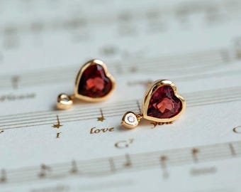 Herz Granat Ohrstecker, Natürliche Rote Granat Ohrringe, Rote Herz Ohrstecker, Zierliche Granat Herz Ohrstecker, Liebe Geschenke für Freundin