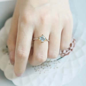 Bague de fiançailles topaze, bague pierre de naissance, bague topaze bleu ciel, bague de promesse topaze, bague topaze fleur, cadeaux d'anniversaire de décembre pour elle