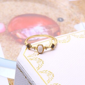 Anello multi pietra, anello della mamma, anello di giada bianca, anello di pietra bianca, anelli per la mamma, regali per la mamma, anello con tre pietre preziose, anello con tre pietre, regalo