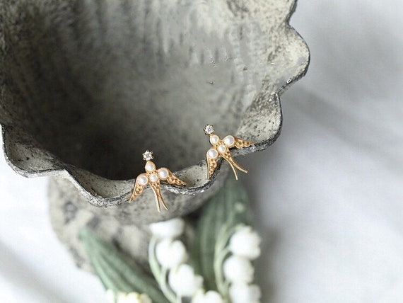 Vintage Bird Earrings, Flying Swallow Bird Stud Earrings, Gold Swallow Earring Studs, Pearl Earrings, Bridesmaid Jewelry Set, Gifts for Her