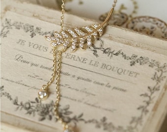 Collana con foglia d'oro, collana con ciondolo a foglia delicata, collana a laccio sottile, collana con ramo e foglie, gioielli ispirati alla natura, regali di San Valentino