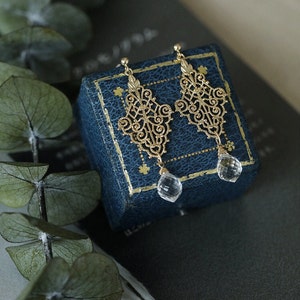 Pendientes colgantes de filigrana, pendientes colgantes de encaje dorado, pendientes colgantes de cristal blanco, pendientes colgantes de filigrana vintage, pendientes de boda
