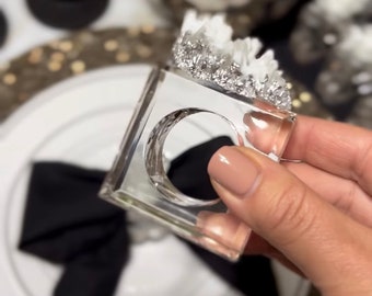 4 Silver Grid Napkin Rings,with Bows and Sequins and Beads in The Middle,Hotel Napkin Rings,Splendid high-end Luxury Style Decoration Stylish,can be Squeezed,The Size of The Rings is Fixed.