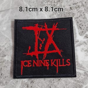 Op de afbeelding: Een vierkant zwart embleem, 8,1 cm x 8,1 cm, met rode geborduurde tekst en ontwerp. De tekst luidt "ICE NINE KILLS" onder een gestileerd rood ontwerp.