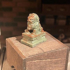 Lost Miniatures - Chińska statua lwa strażnika - skala 1/12 - wykończenie w kolorze postarzanej miedzi - miniaturowa statua - diorama, domek dla lalek - kamień!