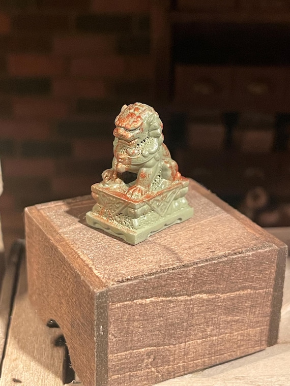 Lost Miniatures - Chinese Guardian Lion Statue - 1/12 Scale - Aged Copper finish -  Mini Statue - Diorama, dollhouse - stone!