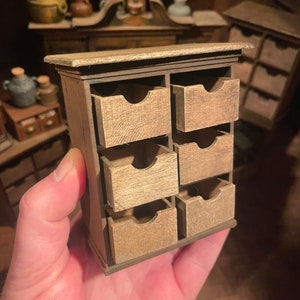 Lost Miniatures - 木箱キャビネット - 6 セクション - 木製の木箱とベンチトップ - 1/12 スケール - ドールハウス、ジオラマ、ミニセット!