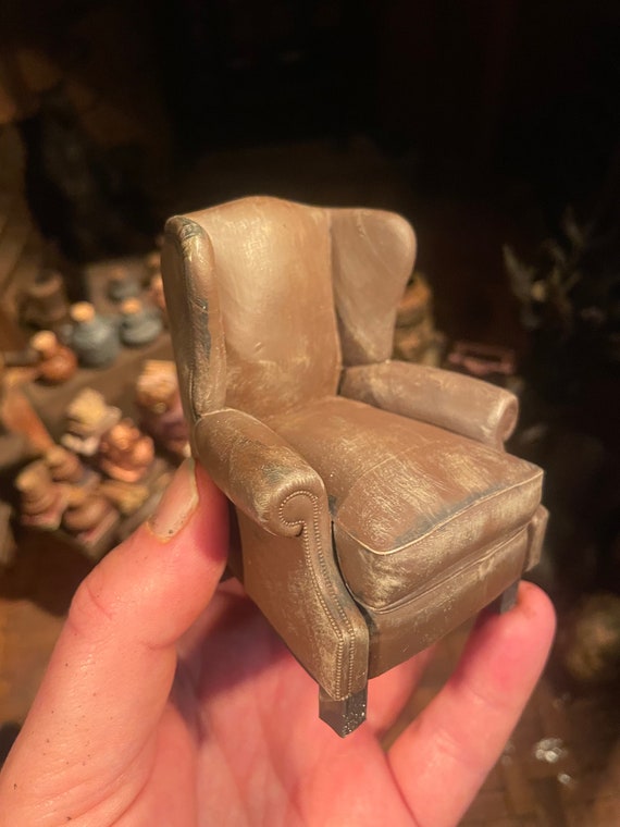 Lost Miniatures -  Louie Arm Chair V2 - Mini Library - arm chair - leather style - 1/12 scale dollhouse furniture!