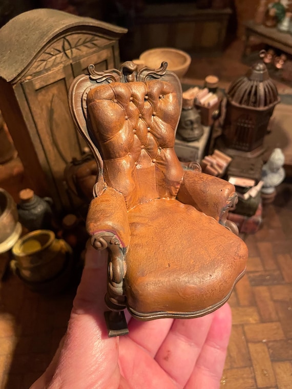 Lost Miniatures - Darwin Arm Chair V2 - 1/12 Scale - Diorama, Dollhouse, Mini Set!