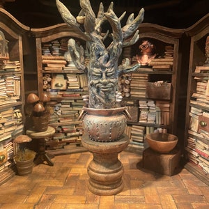 Lost Miniatures - Magischer Schlafender Baum - 1:12 - Kupfertopf - Zauberwald - Geheimnisvoll - Puppenhaus / Diorama / Mini Set!