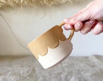 Tasse festonnée ocre jaune céramique vaisselle en grès fait main