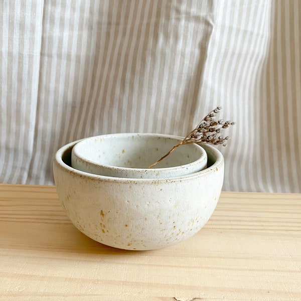 Matte gesprenkelte weiße Schüssel aus handgefertigtem Steinzeuggeschirr aus Keramik