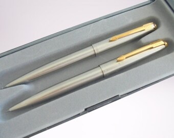 GIFT BOX GENUINE PARKER CLASSIC STAINLESS STEEL BALL POINT PEN SILVER TRIM 