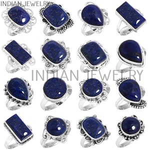 Op de afbeelding: Een verzameling van 15 zilveren ringen met blauwe lapis lazuli edelstenen. De ringen hebben verschillende stijlen, waaronder ovale, ronde en rechthoekige settings. Alle ringen zijn gemaakt van sterling zilver en hebben een gepolijste afwerking.