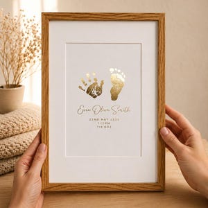 Personalisierter Baby Hand & Fußabdruck Foliendruck, neues Baby Andenken, Geburtsanzeige Druck, Kostenlose Tinte Kit, Kinderzimmer Wandkunst, Baby Fuß Bild 2