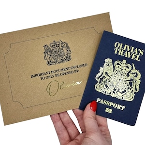 Gold Foil Passport Scratch & Reveal Travel Ticket Carta regalo a sorpresa. Annuncio di vacanza per San Valentino, anniversario, viaggio di compleanno