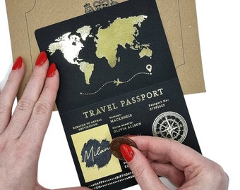 Cartão-presente surpresa para passaporte em folha de ouro e revelação de bilhete de viagem. Anúncio de feriado para dia dos namorados, aniversário, viagem de aniversário.