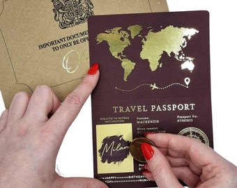 Cartão de presente surpresa para passaporte em folha de ouro e revelação de bilhete de viagem. Anúncio de feriado para dia dos namorados, aniversário, viagem de aniversário