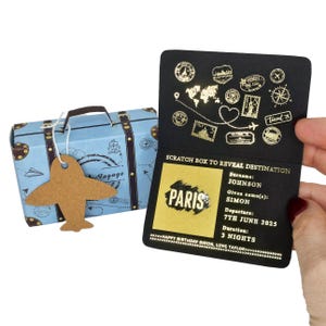 Mini passaporto personalizzato in lamina d'oro con valigia in confezione regalo, gratta e vinci a sorpresa per le vacanze, regalo di viaggio per il partner, annuncio di viaggio