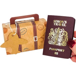 Mini passaporto personalizzato in lamina d'oro con valigia in confezione regalo, gratta e vinci a sorpresa per le vacanze, regalo di viaggio per il partner, annuncio di viaggio