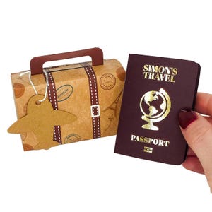 Mini passaporto personalizzato in lamina d'oro con valigia in confezione regalo, gratta e vinci a sorpresa per le vacanze, regalo di viaggio per il partner, annuncio di viaggio
