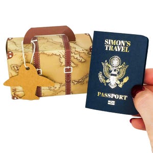 Mini passaporto personalizzato in lamina d'oro con valigia in confezione regalo, gratta e vinci a sorpresa per le vacanze, regalo di viaggio per il partner, annuncio di viaggio