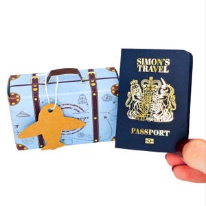 Mini passaporto personalizzato in lamina d'oro con valigia in confezione regalo, gratta e vinci a sorpresa per le vacanze, regalo di viaggio per il partner, annuncio di viaggio