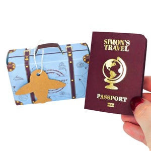 Mini passaporto personalizzato in lamina d'oro con valigia in confezione regalo, gratta e vinci a sorpresa per le vacanze, regalo di viaggio per il partner, annuncio di viaggio