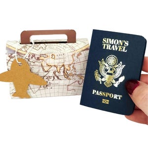 Mini passaporto personalizzato in lamina d'oro con valigia in confezione regalo, gratta e vinci a sorpresa per le vacanze, regalo di viaggio per il partner, annuncio di viaggio