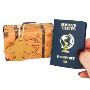 Mini passaporto personalizzato in lamina d'oro con valigia in confezione regalo, gratta e vinci a sorpresa per le vacanze, regalo di viaggio per il partner, annuncio di viaggio