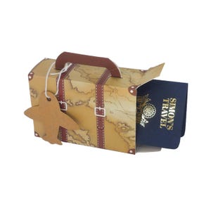 Mini passaporto personalizzato in lamina d'oro con valigia in confezione regalo, gratta e vinci a sorpresa per le vacanze, regalo di viaggio per il partner, annuncio di viaggio