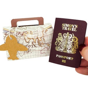 Mini passaporto personalizzato in lamina d'oro con valigia in confezione regalo, gratta e vinci a sorpresa per le vacanze, regalo di viaggio per il partner, annuncio di viaggio