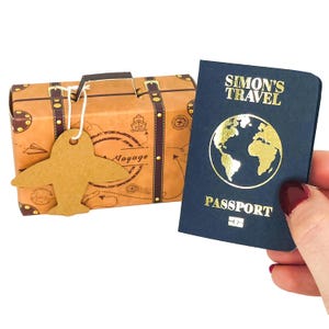 Mini passaporto personalizzato in lamina d'oro con valigia in confezione regalo, gratta e vinci a sorpresa per le vacanze, regalo di viaggio per il partner, annuncio di viaggio