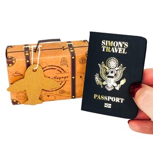 Mini passaporto personalizzato in lamina d'oro con valigia in confezione regalo, gratta e vinci a sorpresa per le vacanze, regalo di viaggio per il partner, annuncio di viaggio