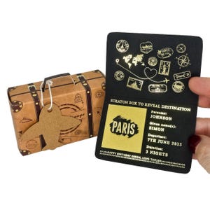 Mini passaporto personalizzato in lamina d'oro con valigia in confezione regalo, gratta e vinci a sorpresa per le vacanze, regalo di viaggio per il partner, annuncio di viaggio